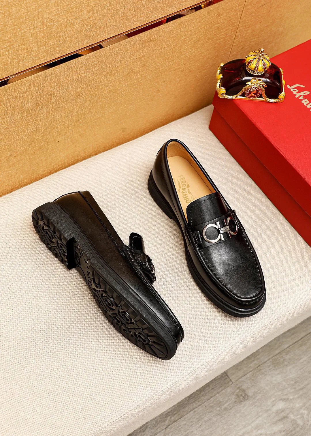 Men's shoes 💰460 💐 Product trademark: Ferragamo "Ferragamo" casual leather shoes Regular size: 38-44 (45🉑️customized) Product materials: Selected imported first-layer calfskin upper + luxury hardware buckle, imported water-dyed cow leather lining. Strong three-dimensional visual effect, rubber outsole Color: 1⃣️color optional